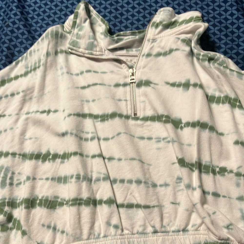 Size large. Cropped.